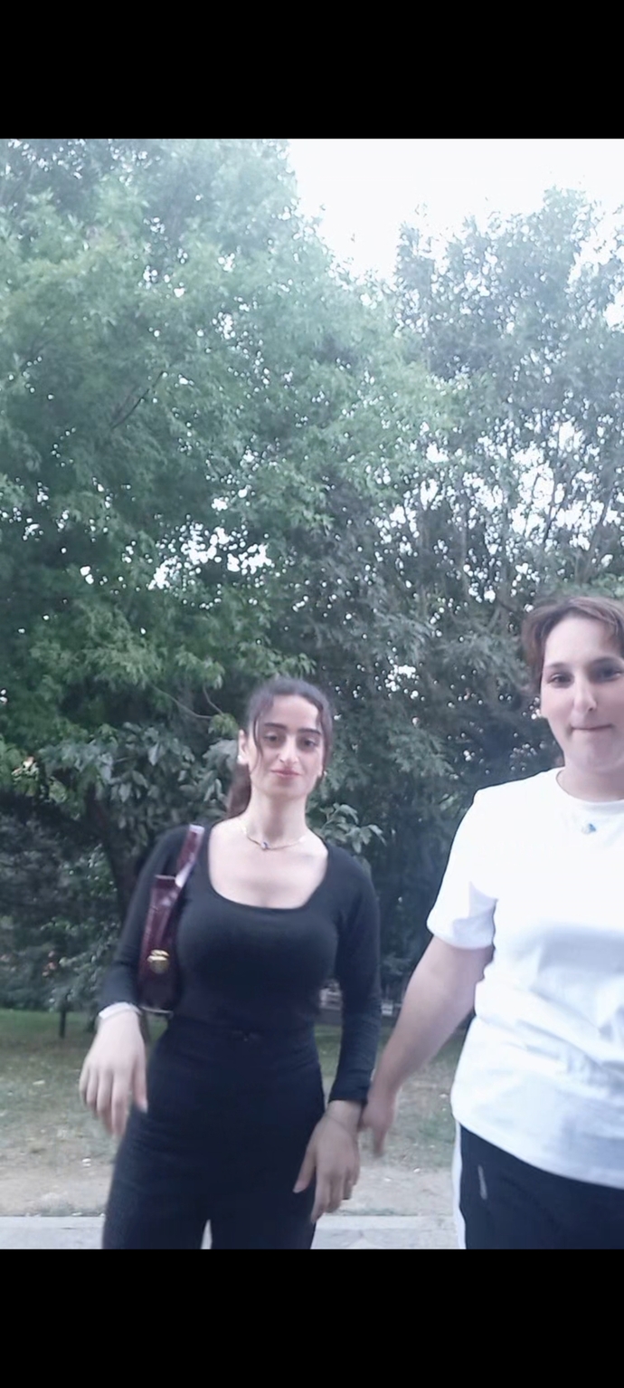 Kaç yasindayiz sizce hangimiz güzeliz?