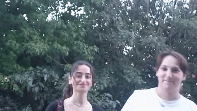 Kaç yasindayiz sizce hangimiz güzeliz?