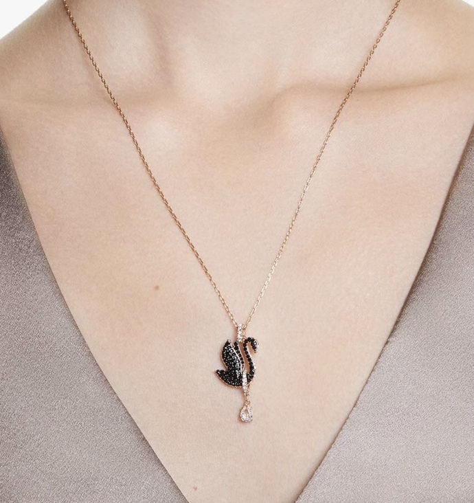 46 yaşındaki hoşlandığım kadına Swarovski hediye alsam bu modeli beğenir mi?