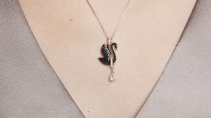 46 yaşındaki hoşlandığım kadına Swarovski hediye alsam bu modeli beğenir mi?