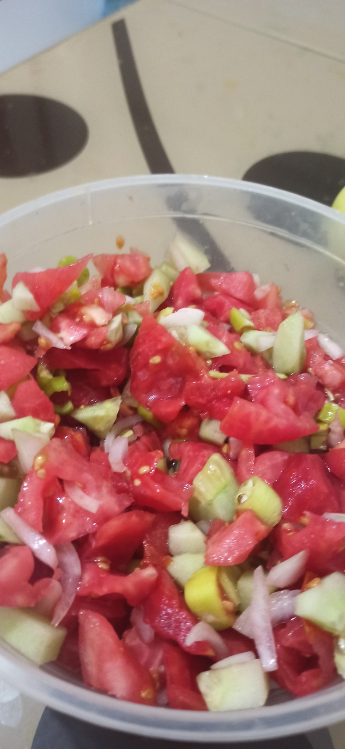 Etin yanına yoğurt mu gider salata mı?
