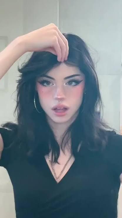 Benim tipim bu ama genelde aşırı kilolu ya da evde kalmış kızlar bakıyor, ben onlara mı layığım sanki 😐