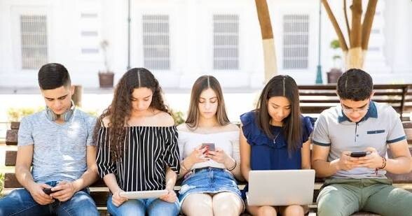 Şimdiki nesil kendisini hiç yeriştirmiyor mu bana mı öyle geliyor?