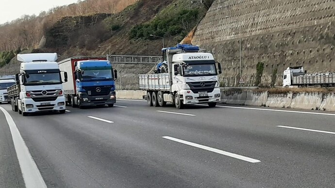 Orta şeritte düşük hızda giden tırlar, kamyonlar hakkında ne düşünüyorsunuz?