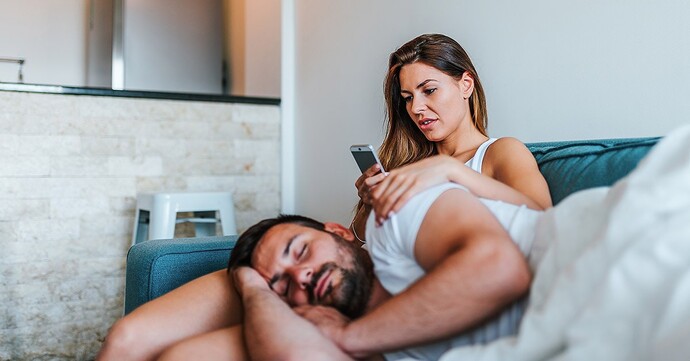 Sevgilinizin telefonunu kontrol eder misiniz?
