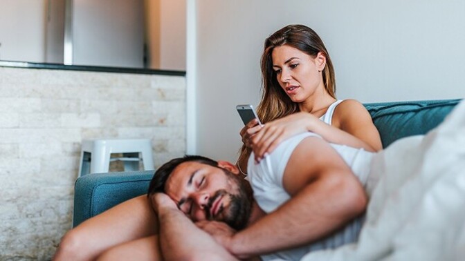 Sevgilinizin telefonunu kontrol eder misiniz?