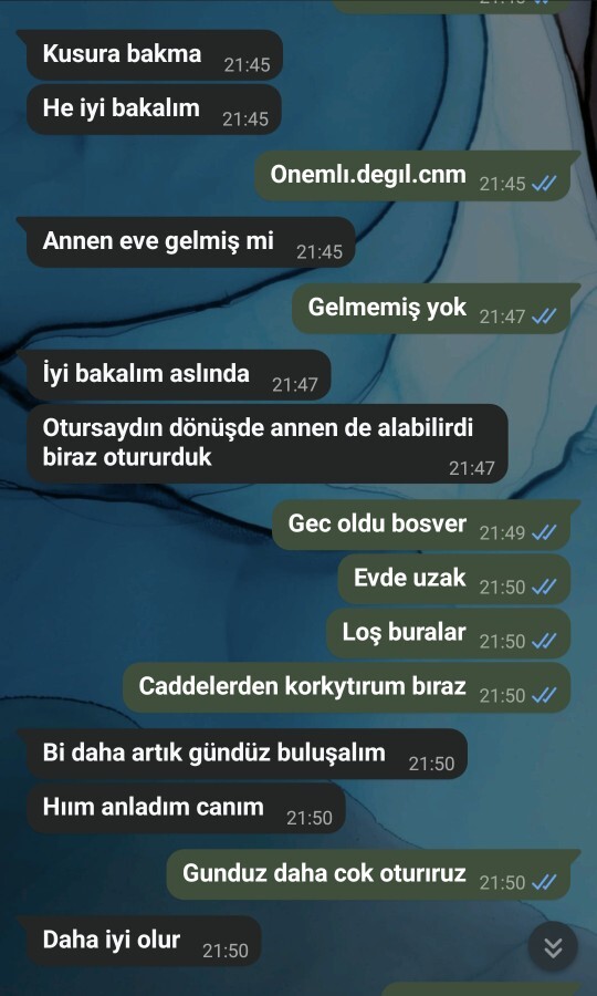 Arkadaşımın eşine bırakın ısrarı ve beni dolmuşa yollaması ayıp değil mi, mesafe mi koymalıyım?