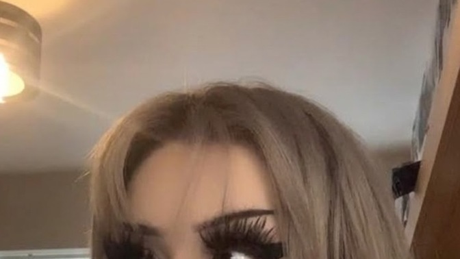 Fotoğraftaki gibi bu saç renginin tam tonu ne?