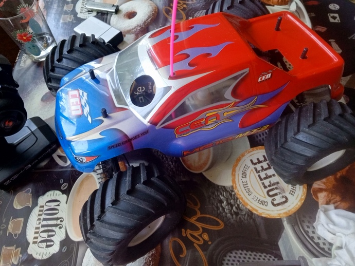 Fotoğraflardaki araç CEN Racing MG10 MT3, 1/10 ölçekli, 4WD nitro (sıvı yakıtlı) monster truck.