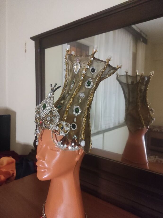 Hürrem Sultan tacı (hotozu) gerçekte var mı, yoksa tamamen dizi kurgusu mu?