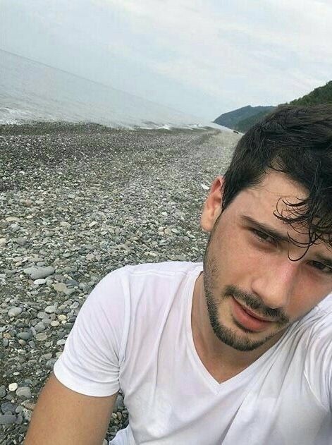 24 yaşındayım genelde 30 ve üstü erkeklerle takilmiyorum ama yakışıklı olunca yaş farkını umursamıyorum 😅yanlış mı sizce?
