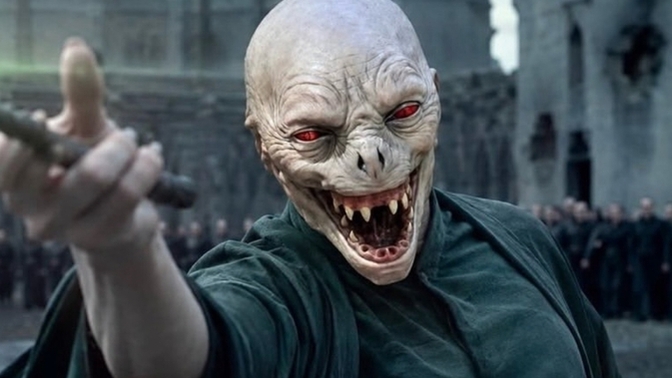 Kitaplara sadık kalınsaydı, Voldemort'un yüzü böyle olacaktı. Sizce hangi yüz tasarımı daha iyi?