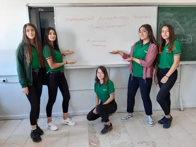 Bu ergenler niye annelerini yanında istemiyor?