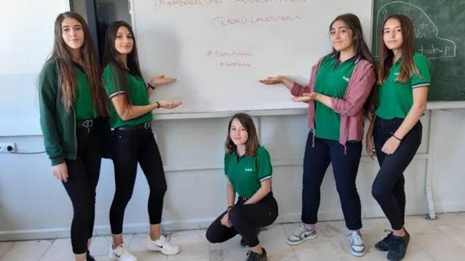 Bu ergenler niye annelerini yanında istemiyor?
