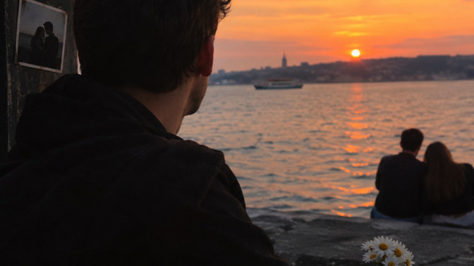 Birini unutmak için başka birini sevmek doğru mu?