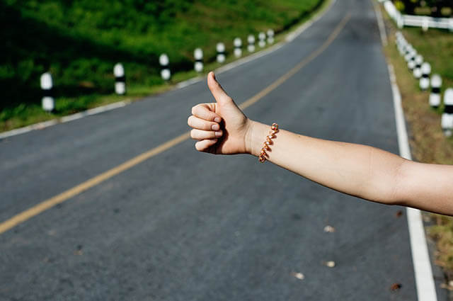 Otostop çeken insanları, arabanıza alır mısınız?