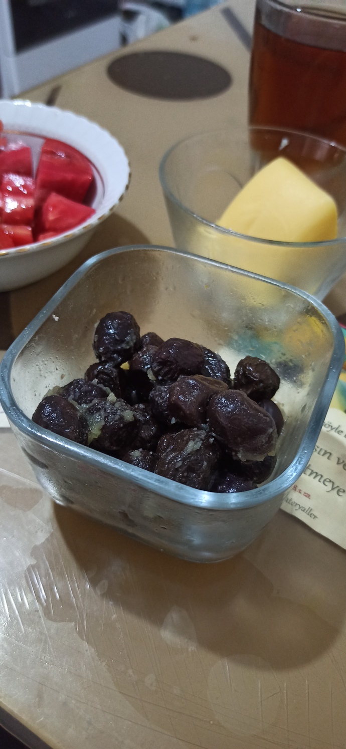 Kahvaltıda siyah zeytin mi tercih edersin yeşil zeytin mi?