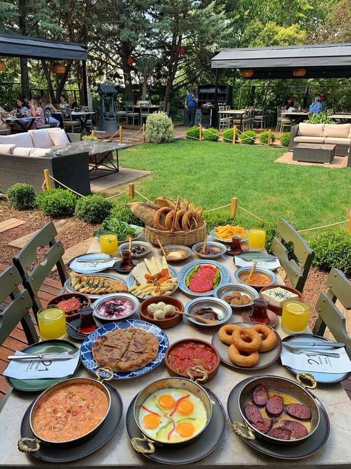 Günaydınn. Siteden biriyle serpme kahvaltıya gidecek olsanız bu nasıl biri veya kim olurdu?