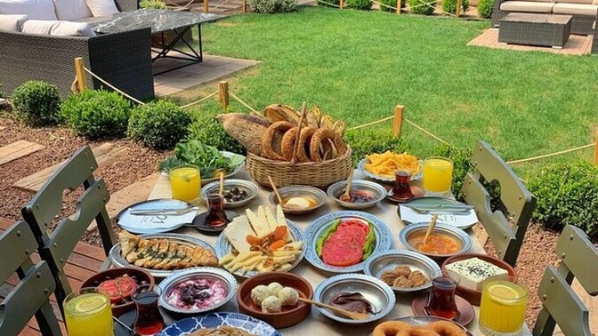 Günaydınn. Siteden biriyle serpme kahvaltıya gidecek olsanız bu nasıl biri veya kim olurdu?
