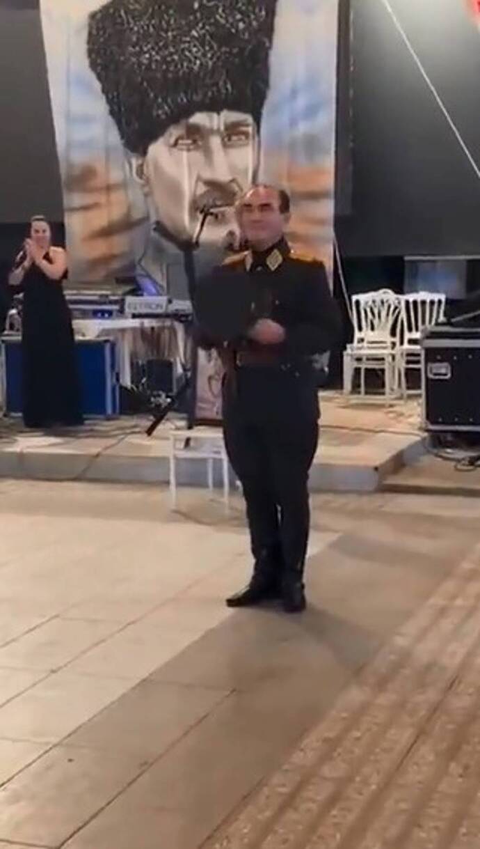 30.000 TL kaşesi olduğu iddia edilen Atatürke benzeyen adamı düğününüze çağırır mıydınız?