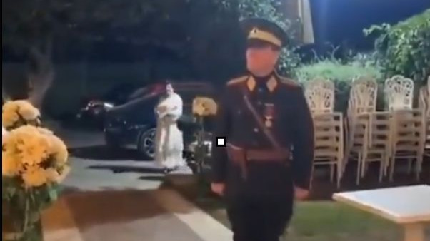 30.000 TL kaşesi olduğu iddia edilen Atatürke benzeyen adamı düğününüze çağırır mıydınız?