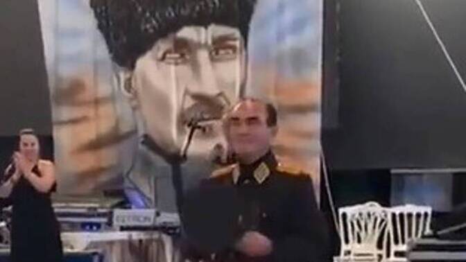 30.000 TL kaşesi olduğu iddia edilen Atatürk'e benzeyen adamı düğününüze çağırır mıydınız?