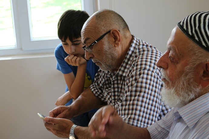 Zamanında bize elinden telefon düşmüyor diyen büyüklerin neden şimdilerde elinden telefon düşmüyor?