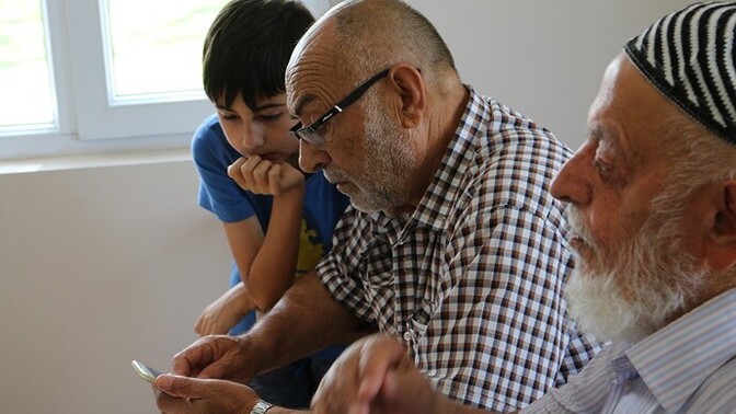 Zamanında bize "elinden telefon düşmüyor" diyen büyüklerin neden şimdilerde elinden telefon düşmüyor?