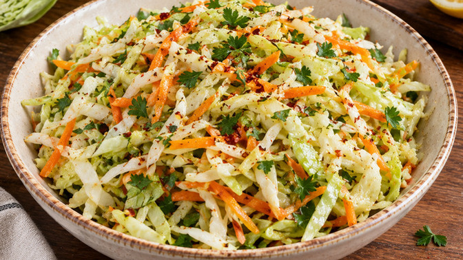 Lahana salatası sever misiniz, sizce gerçekten de uzun süre tok tutuyor mu?