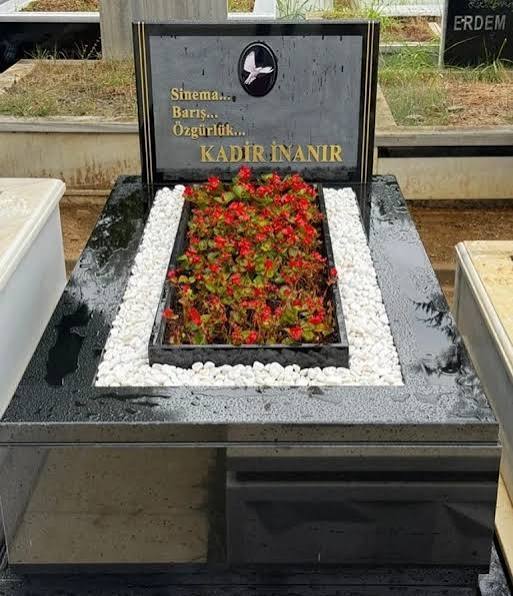 Kadir İnanır’ın mezar taşına ‘ruhuna Fatiha’ yazılmamasını siz doğru buluyor musunuz?