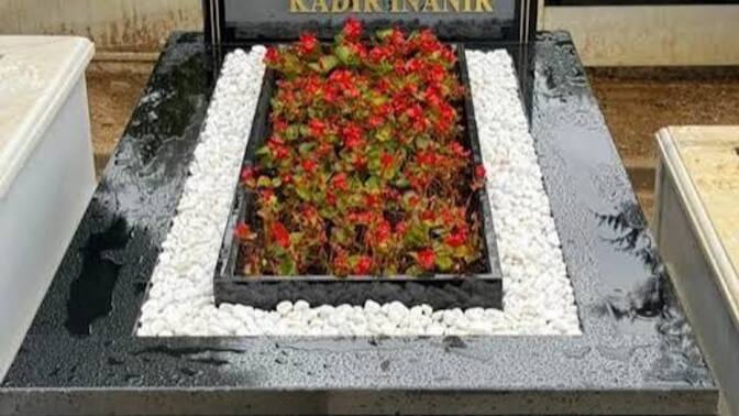 Kadir İnanır’ın mezar taşına ‘ruhuna Fatiha’ yazılmamasını siz doğru buluyor musunuz?