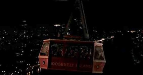Green Goblinin iki seçenek sunduğu bu sahnede Spidermanın yerinde olsaydınız, hangisini kurtarırsınız?