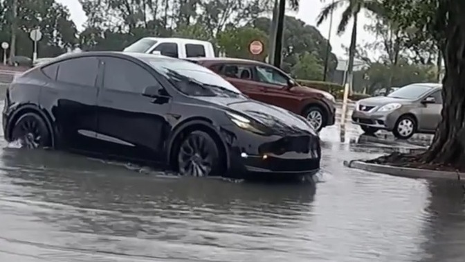 Yağmurlu havada elektrikli arabaya dokunsak çarpar mı?