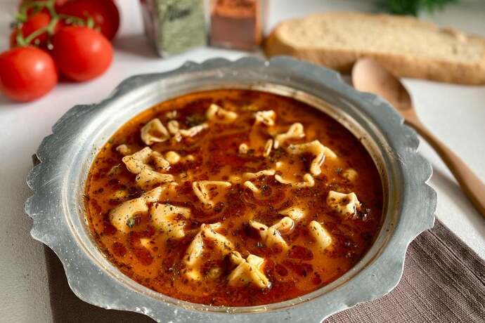 Havaların serinlemesi ile yüksük çorbası olsada sıcak sıcak içsek der misin, sever misin mantı çorbası?
