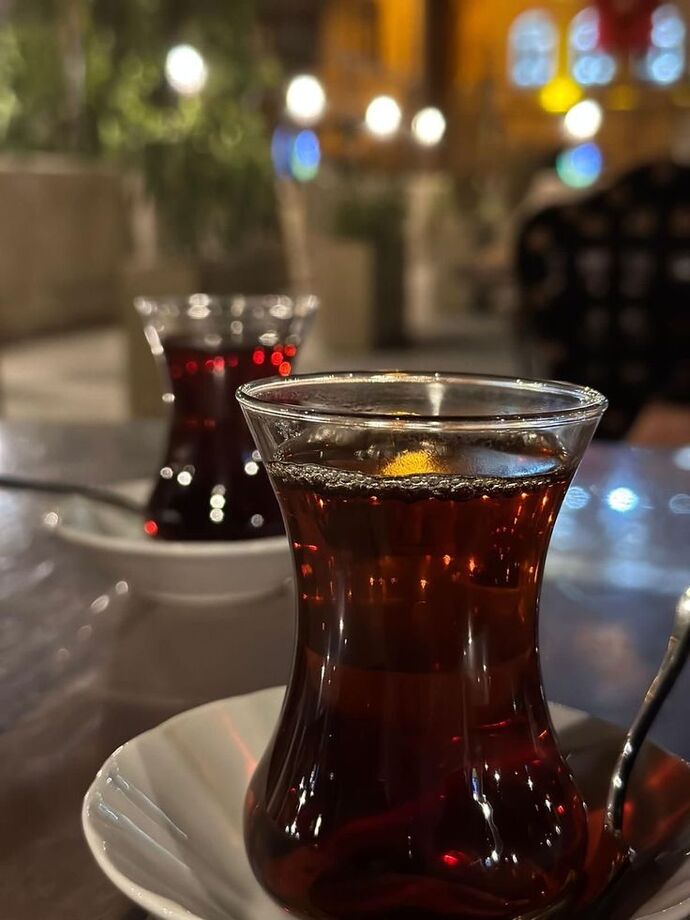 Sitede kiminle çay içeceksin söylim mii?