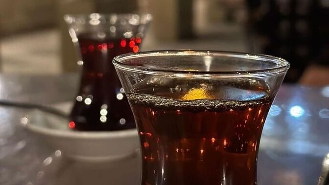 Sitede kiminle çay içeceksin söylim mii?