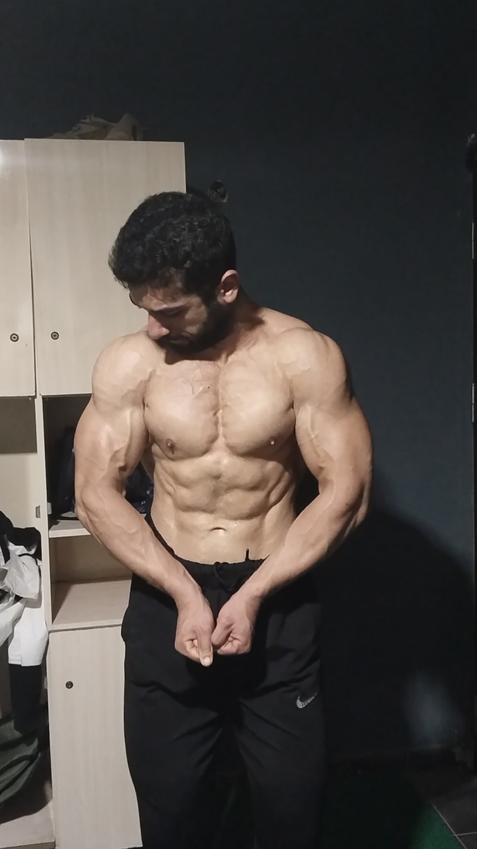 1.90 boy 83 kiloyum, fiziğimi yorumlar mısınız ideal kilo ve görünüş olarak?
