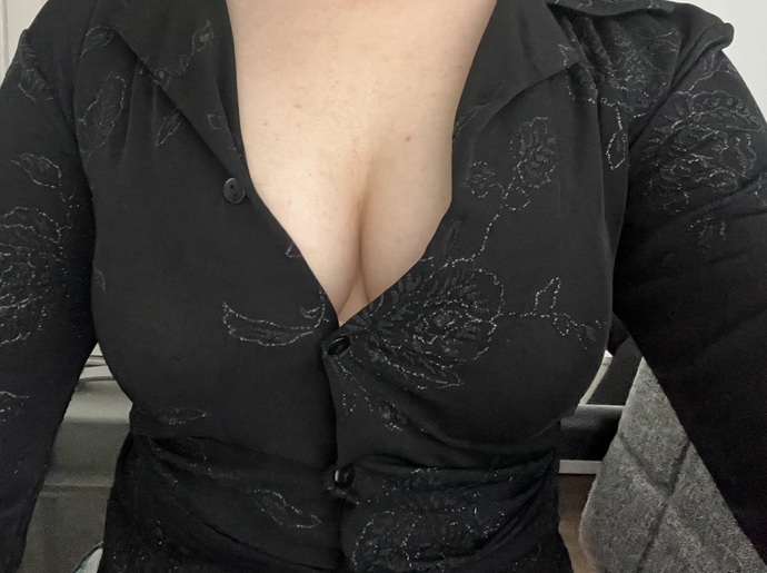 İş yerinin akşam yemeği için nasıl bu gömlek lüks bir mekanda olacak altına da kumaş siyah pantolonla nasıl olur?