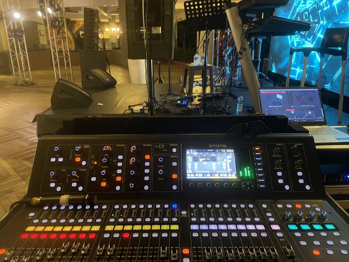 Çalışıyorum bugün canlı müzik var ondan sonra da parti yoğun bir gün
