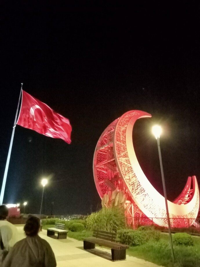 Ayyıldızın olduğu her yer size de ayrı bir güzel gelmiyor mu?