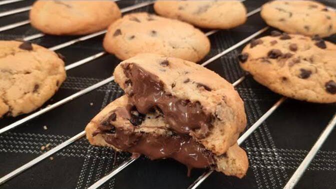 İçi çikolata dolgulu akışkan nutella cookieyi süte bana vana yemeyi severler dernek üyeleri burada mı?