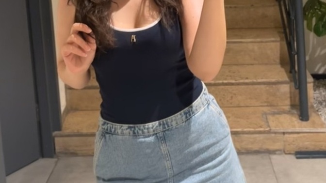 Burada etek ve bluz nasıl olmuş etek kısa mı duruyo ideal mi boyu?