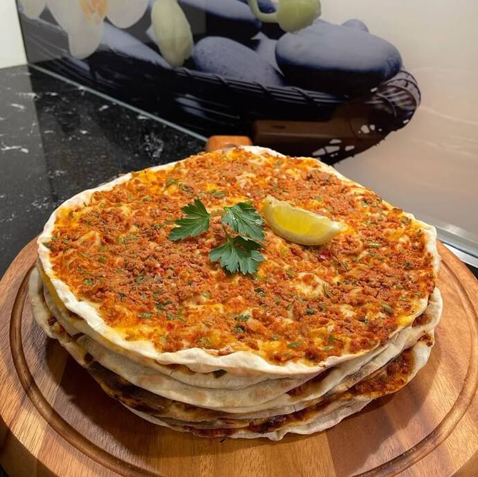Siteden kimle lahmacun date yaparsın söyleyeyim mi?
