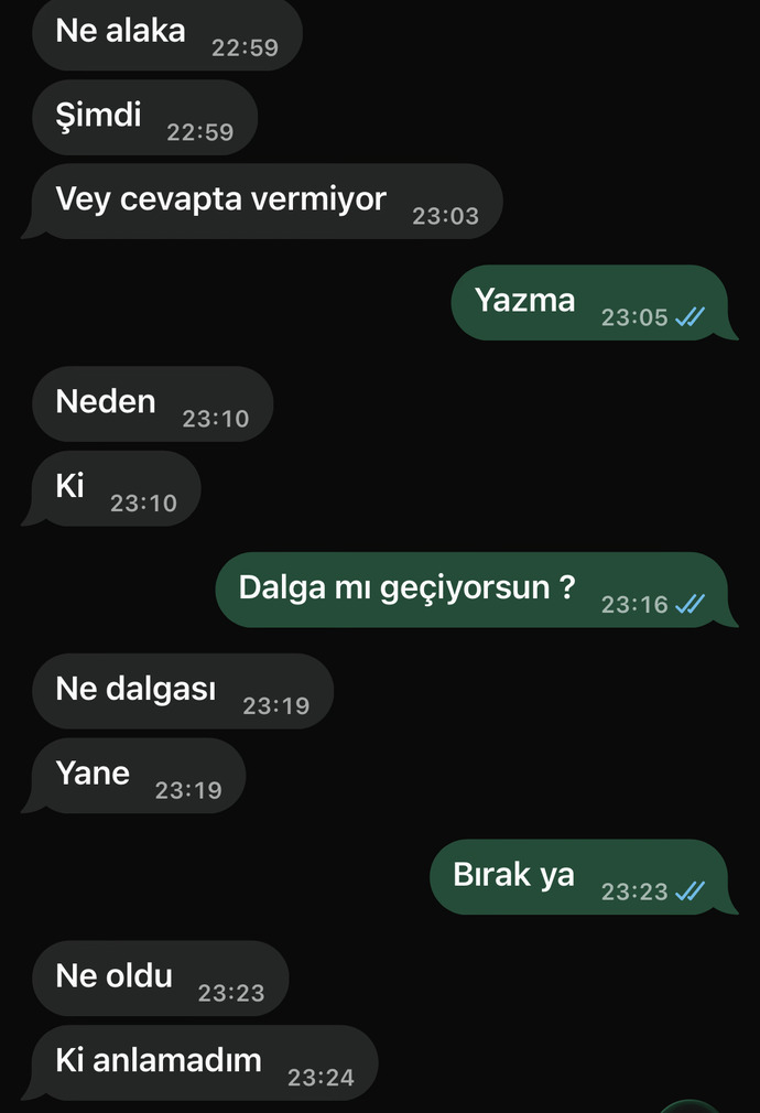 Sevgilim mesajlara 5-6 saat geç cevap verince numarasını silmem sizce aşırı tepki mi?