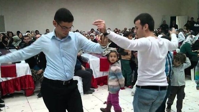 Herkes düğünlerden şikayetçi ise kim bu düğünlerde oynayan fıngırdaklar?