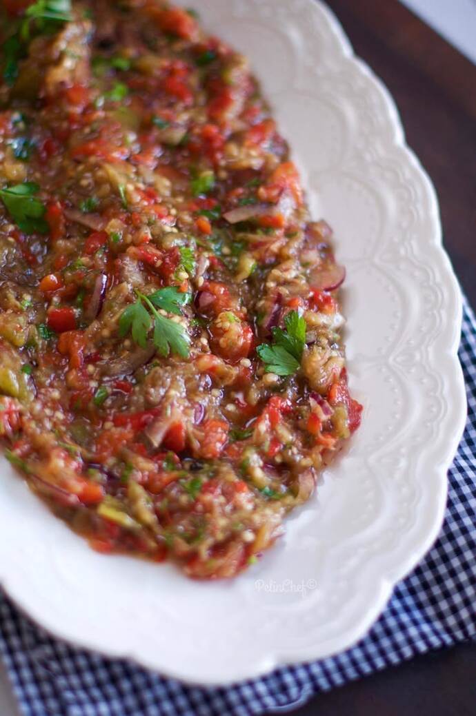 Patlıcan salatanın lezzetini katlayan olmazsa olmaz malzeme nedir?