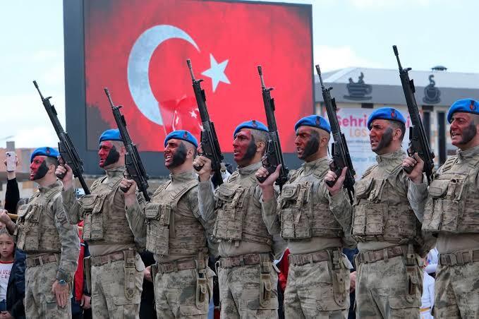 Bir erkeği asker olmak mı daha eril gösterir pilot olmak mı?