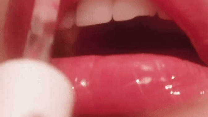 Lip glossta hangi renk?