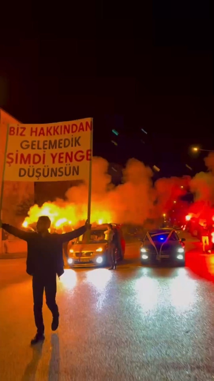 Kız istemeye konvoy, elde meşaleler, balkona vinç ile çıkmak romantizm mi gösteriş mi?