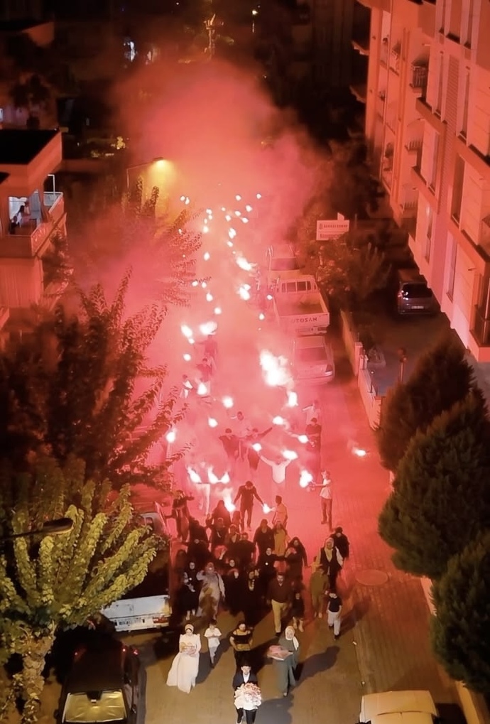 Kız istemeye konvoy, elde meşaleler, balkona vinç ile çıkmak romantizm mi gösteriş mi?
